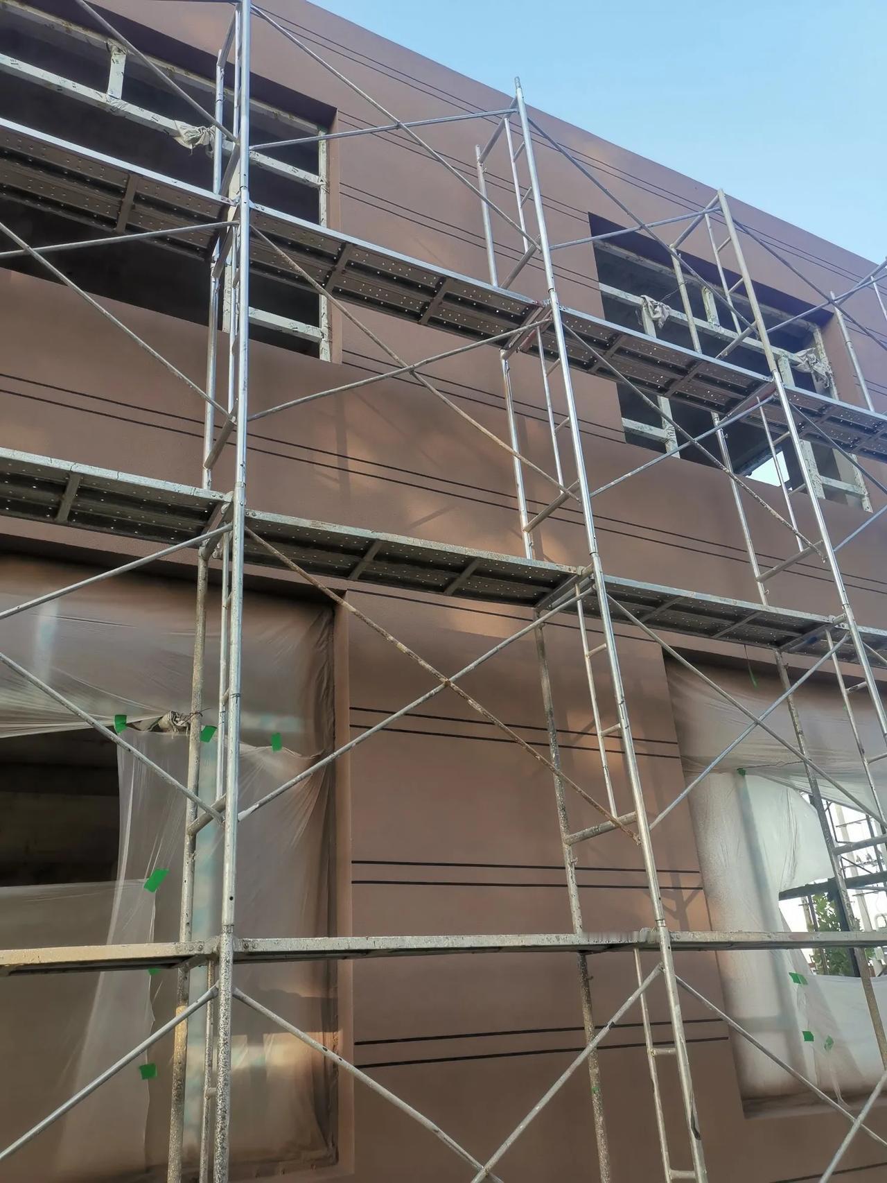 在那个物质贫乏的年代，农村树叶还是盖房子时候，房顶隔潮用的好东西，盖房前要提前准