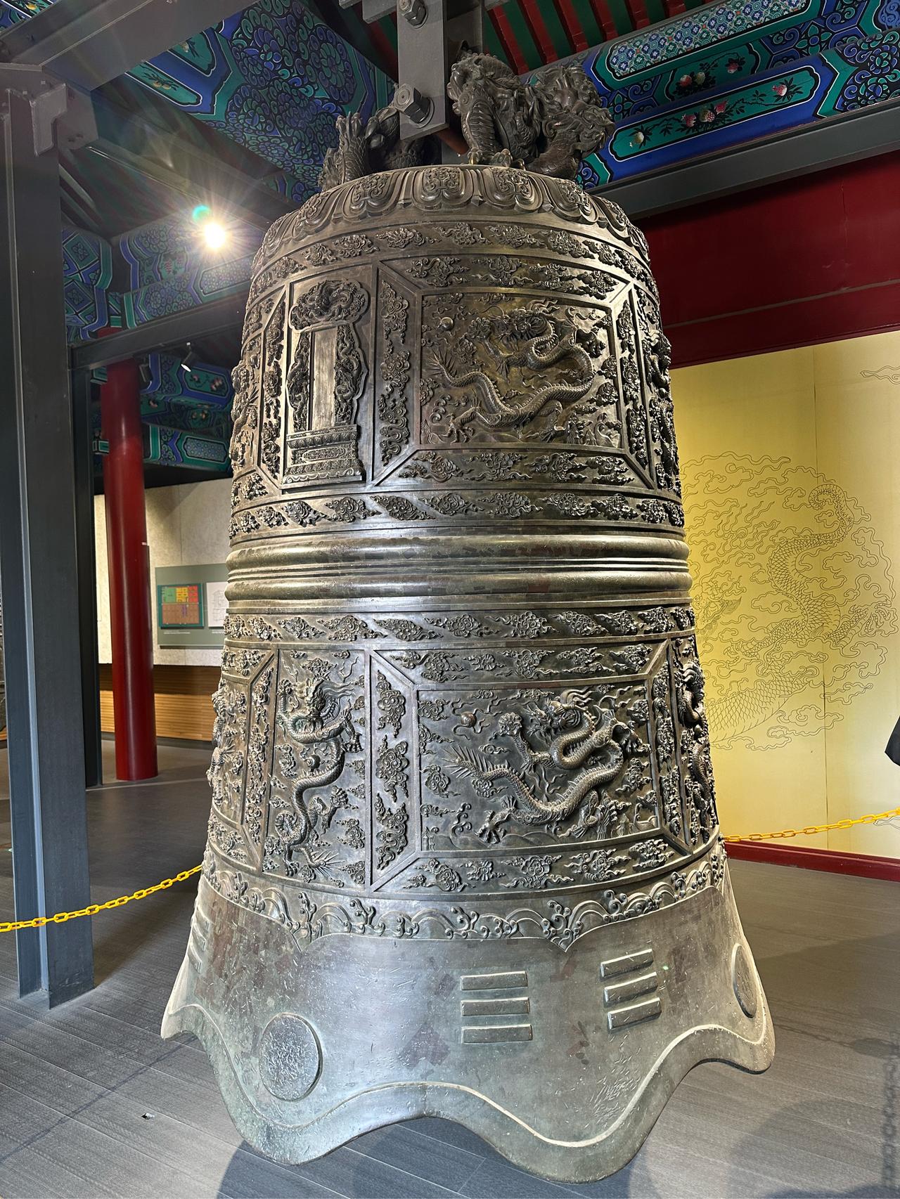 凌晨3点，伦敦某博物馆18世纪的铜钟突然“叮”地响了一一这是它沉寂 200年后，
