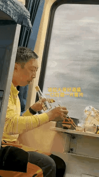 爰喝酒的人有没有菜一样喝，这位大哥一口白酒一口薯片，照样喝得有滋有味，如果他不是