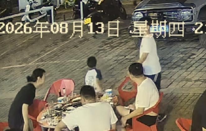伤害性不高侮辱性极强！陕西西安，一家五口到饭店门口吃饭，几人吃完也不买单，先后离
