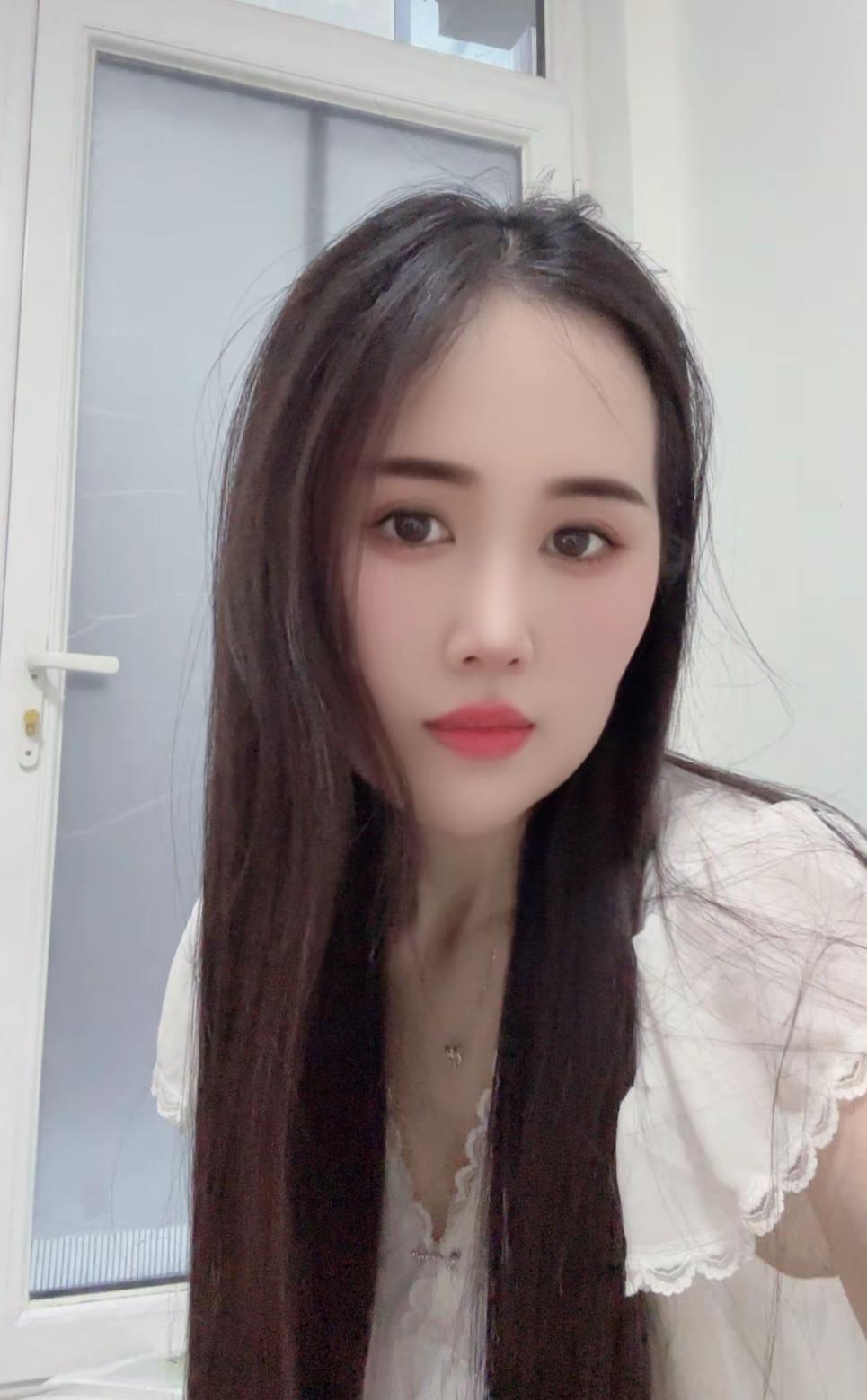 小姨一边骑着电动车，一边和后座的外甥女聊天：你都33了还不找对象，以后连个关心你