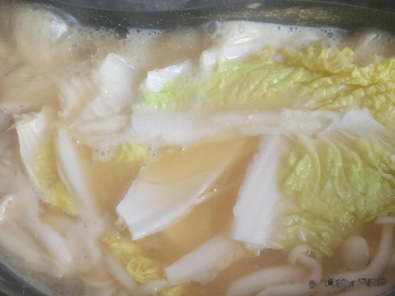 儿子经常吃水煮菜，在家吃，在香港也吃。他说在香港是网购水煮菜汤料，香港的实体店调