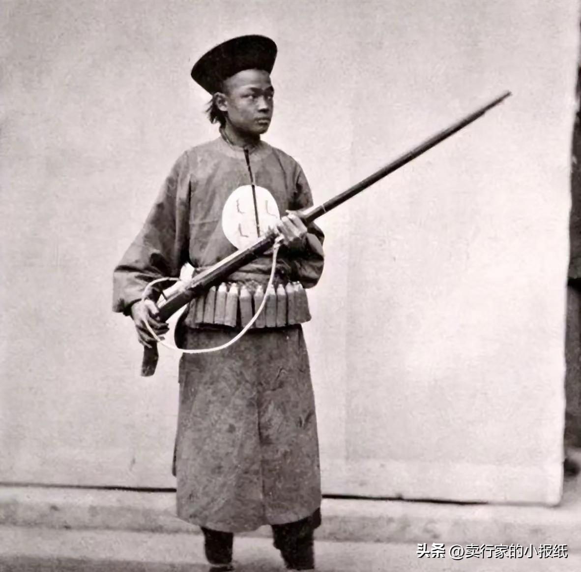 说点教科书上没有的东西，仔细一看就能发现，明朝末年的明军和清朝末年的清军，其实都