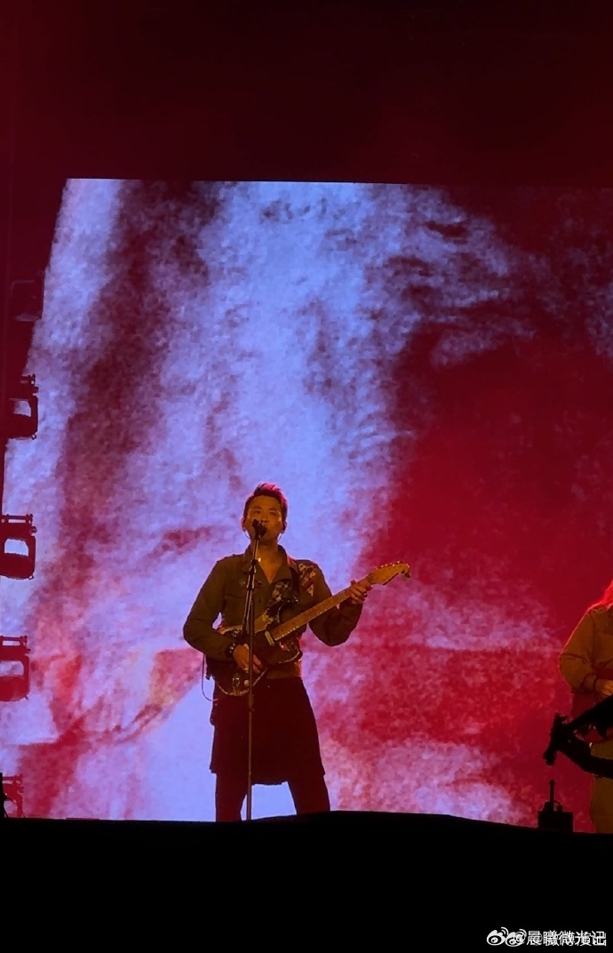 陶喆苏格兰打卤裙陶喆的裙子扣掉了 真的会被陶喆逗乐😆穿苏格兰打卤裙上台，还跟观