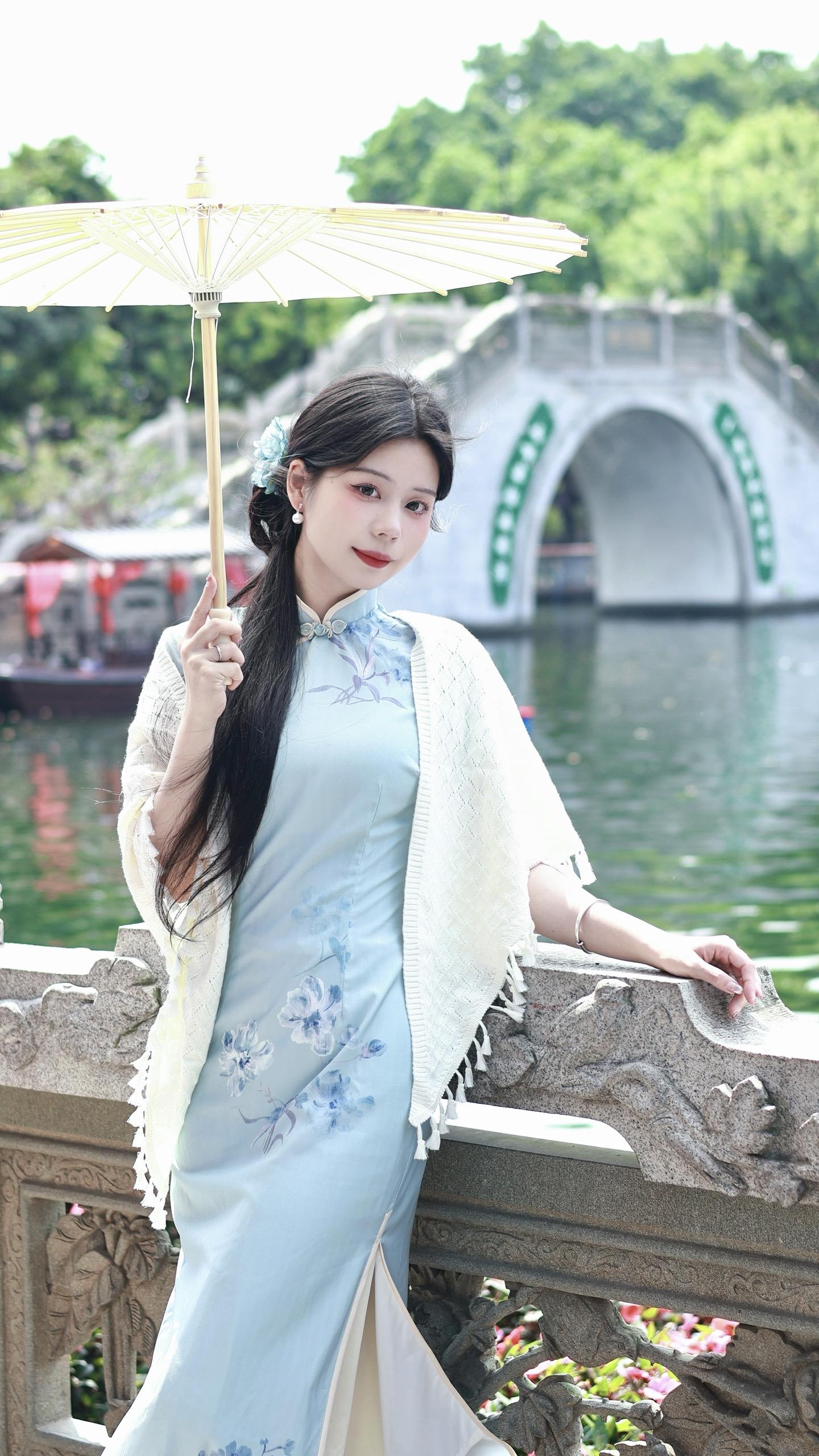 伤心桥下春波绿，曾是惊鸿照影来。