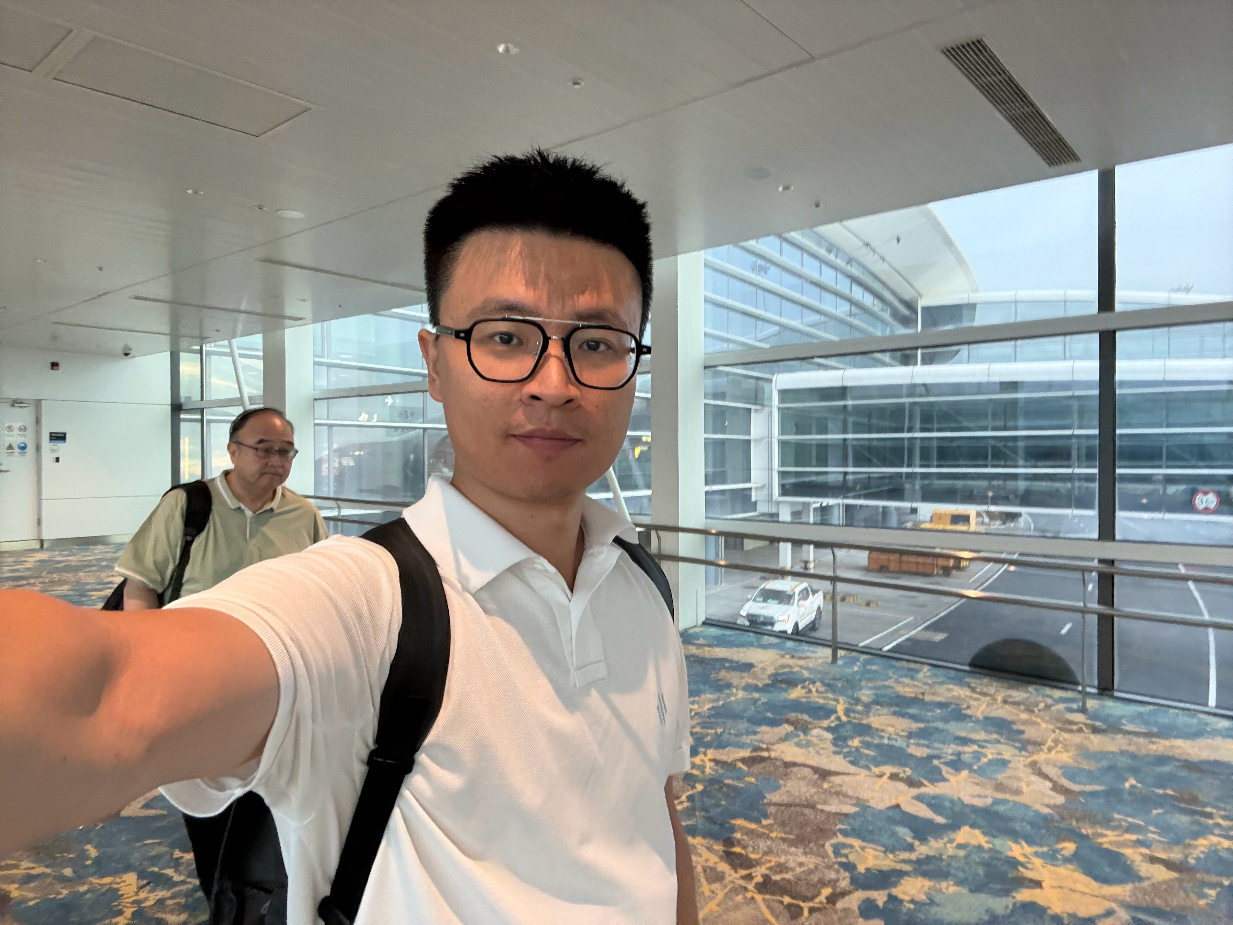 7 点飞机，这会儿已经到北京，早班机就是高效