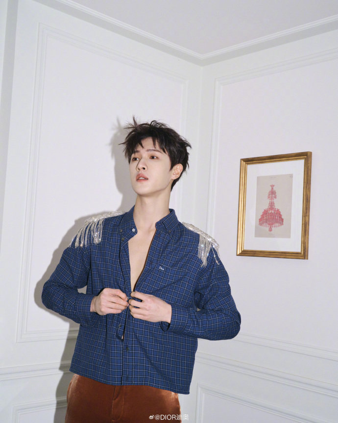 Jonathan的Dior新Vibe 深蓝格纹衬衫的简约内敛，碰撞金棕缎面长裤的