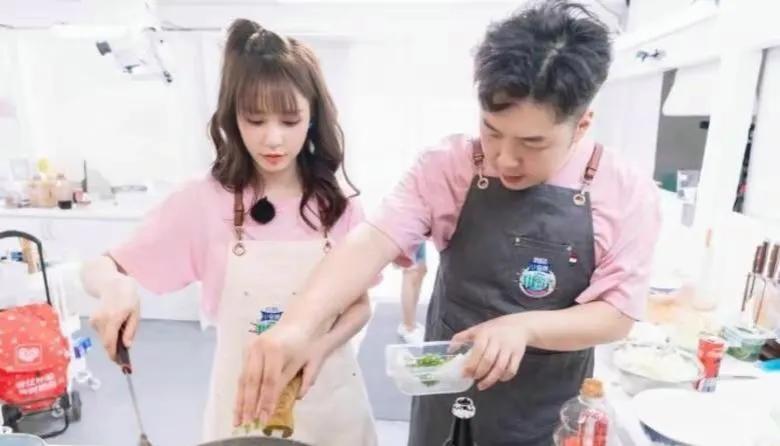 重磅消息：在最新一季的《中餐厅7》节目中，沈梦辰大胆透露了一个震惊的事实：“和杜