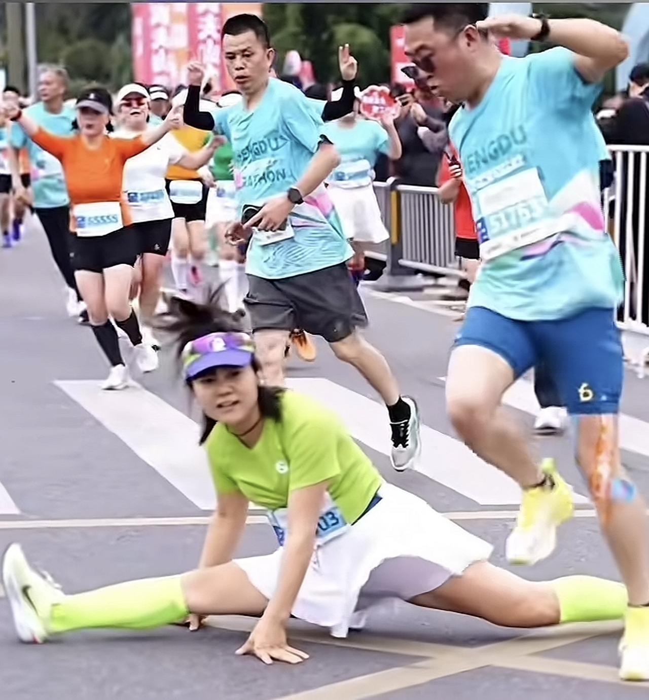 一个打包哥，一个劈叉姐，搞得四川田径协会气得不行，直接对两人追加处罚。
但我们可