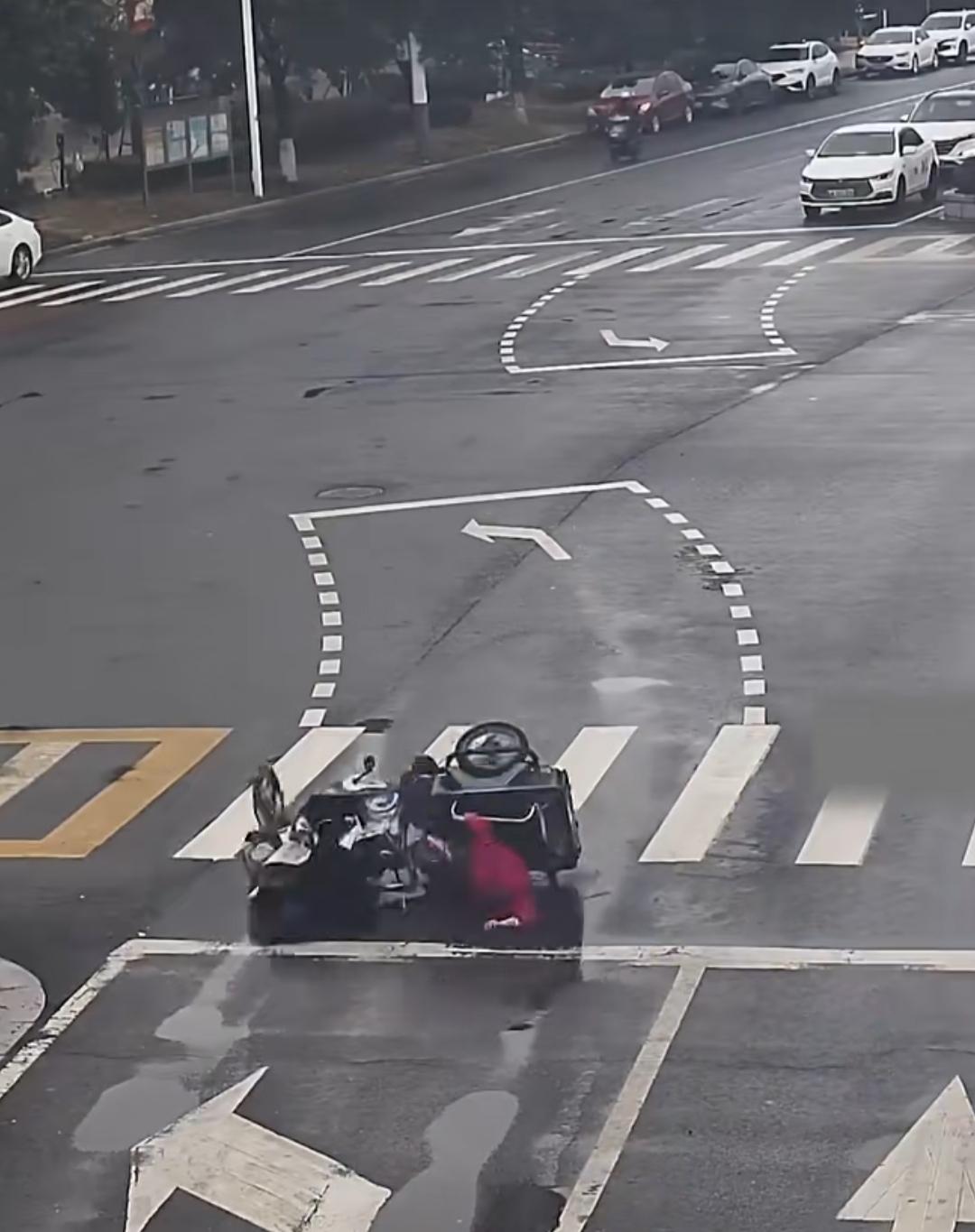 2026年3月2日，江苏南京的一个路口，雨后的路面还带着湿滑的凉意。一位老人驾驶