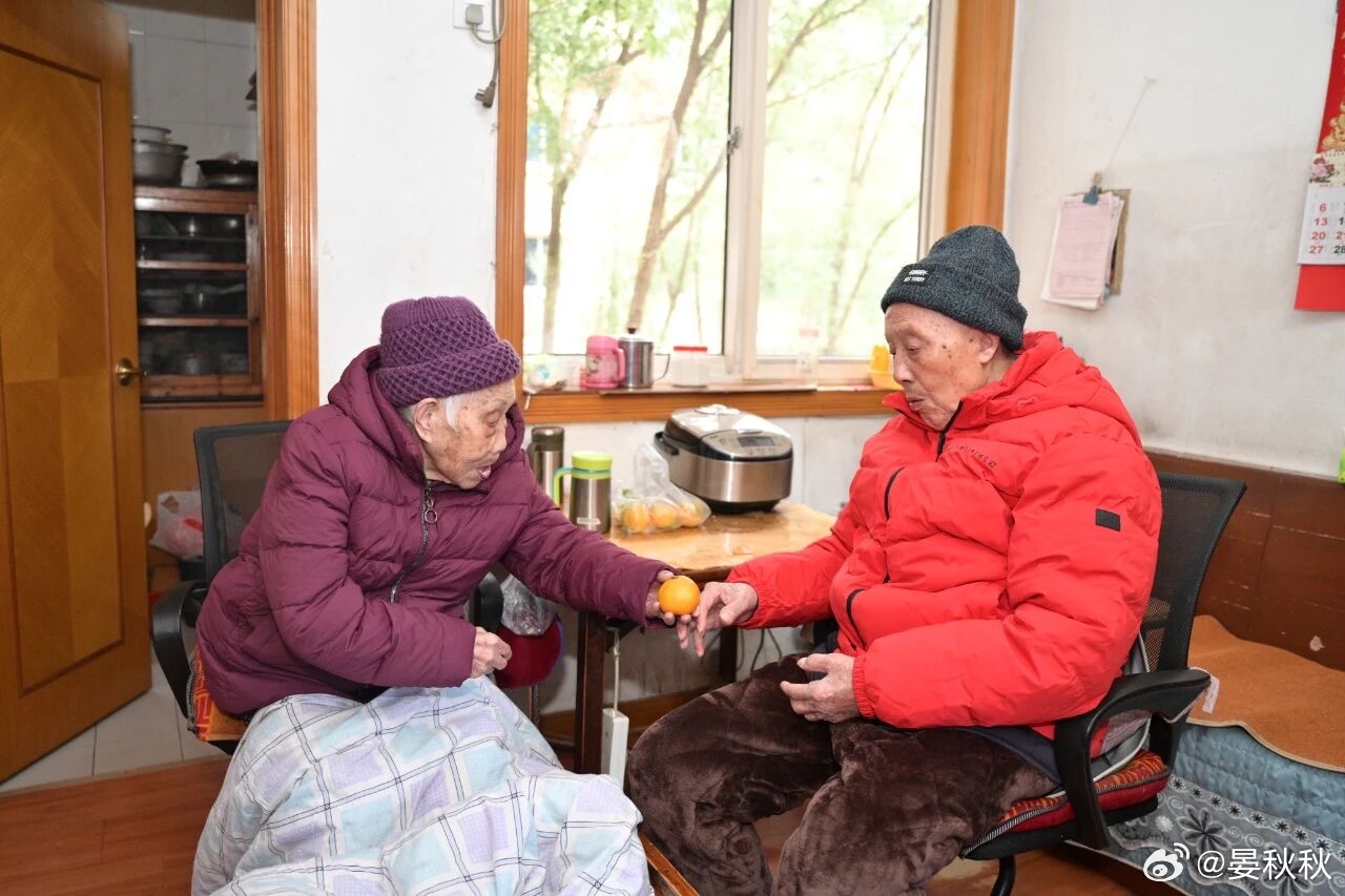 秤不离砣砣不离秤携手走过76个春秋，长沙一对跨越世纪的夫妻，这两天被网友们集中祝