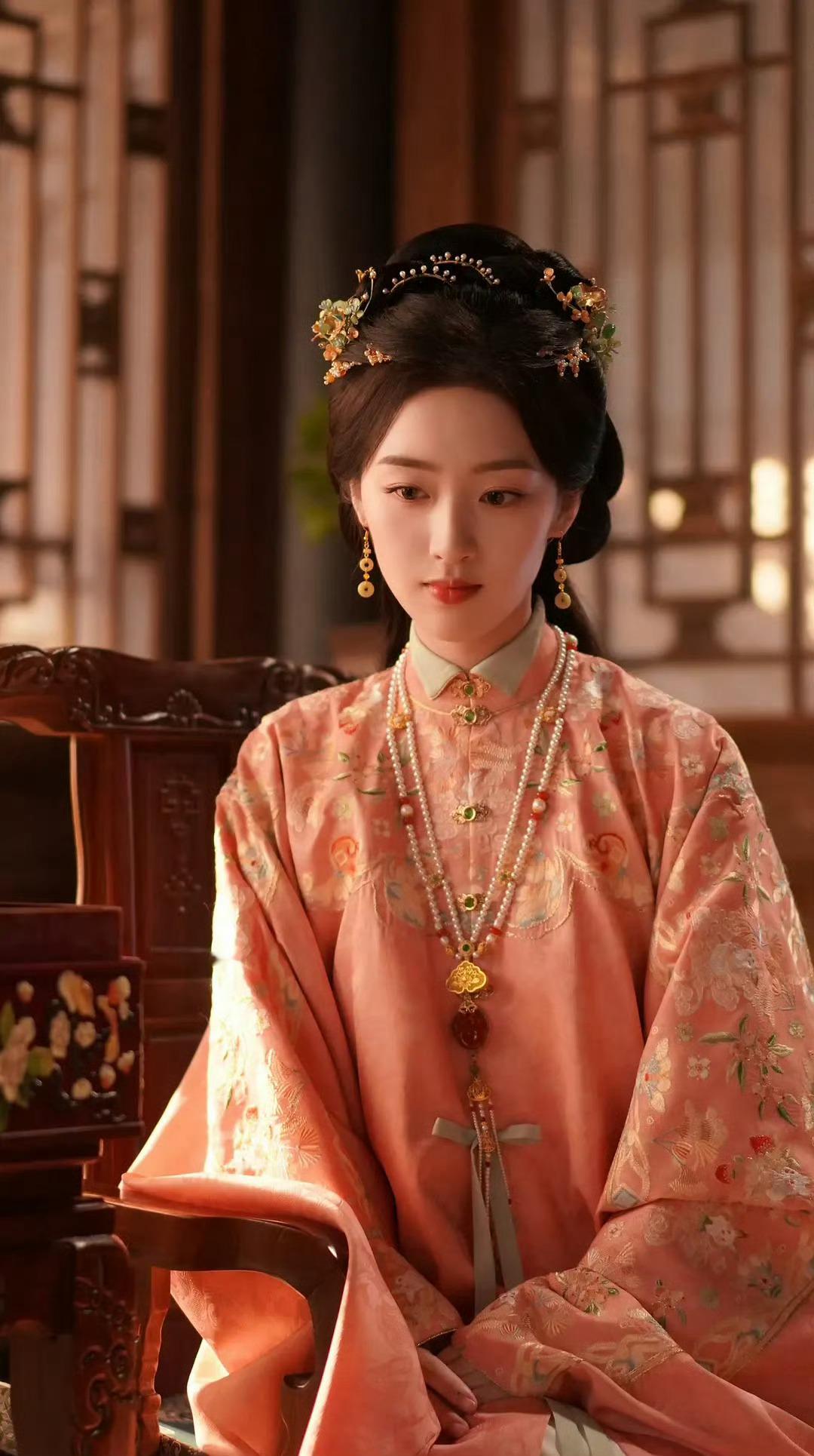 原来是05年的，她在花开锦绣 中把傅庭芸演活了，前期温婉，后期清醒，刚柔并济的分