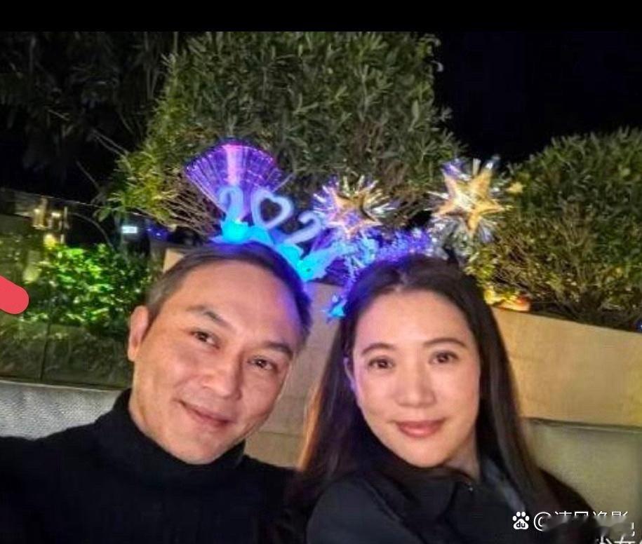 张智霖和袁咏仪就是一对妖精，前一天两个人还邋遢，第二天就华丽变身 ​​​
