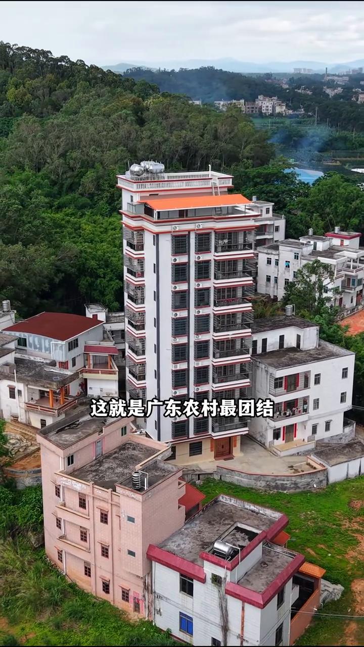 这就是广东农村最团结、最有远见的八兄弟，一致认为在城里买房太贵不划算。于是兄弟八