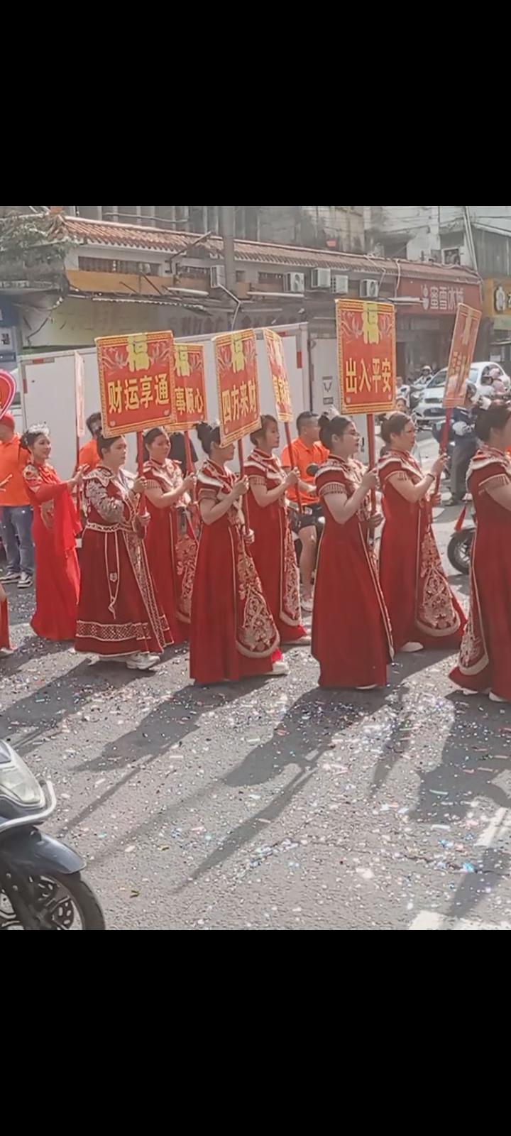 永念父母恩不忘家乡情雷州外嫁女回娘家举行游行盛况空前