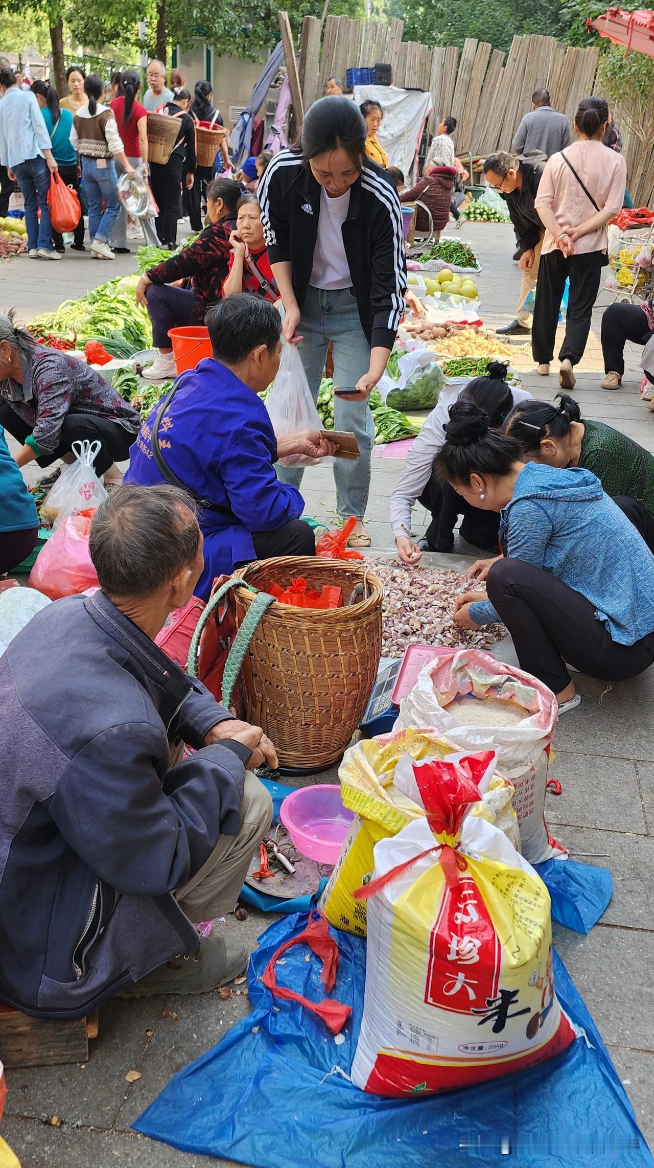 湖南湘西州东大门，365天，天天都是赶集日
价格不算便宜，胜在品质可以
#赶苗族