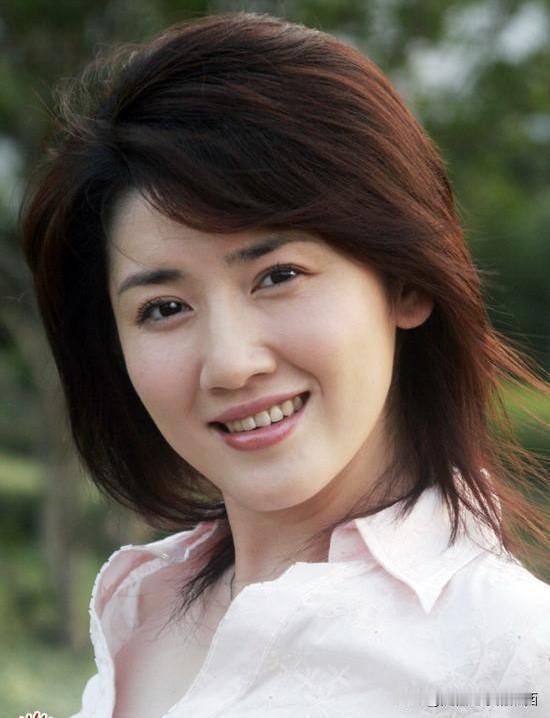 这是我见过气质最干净的一个80后女演员，浅粉的一件衬衣穿在她身上衬出雪白肌肤，气
