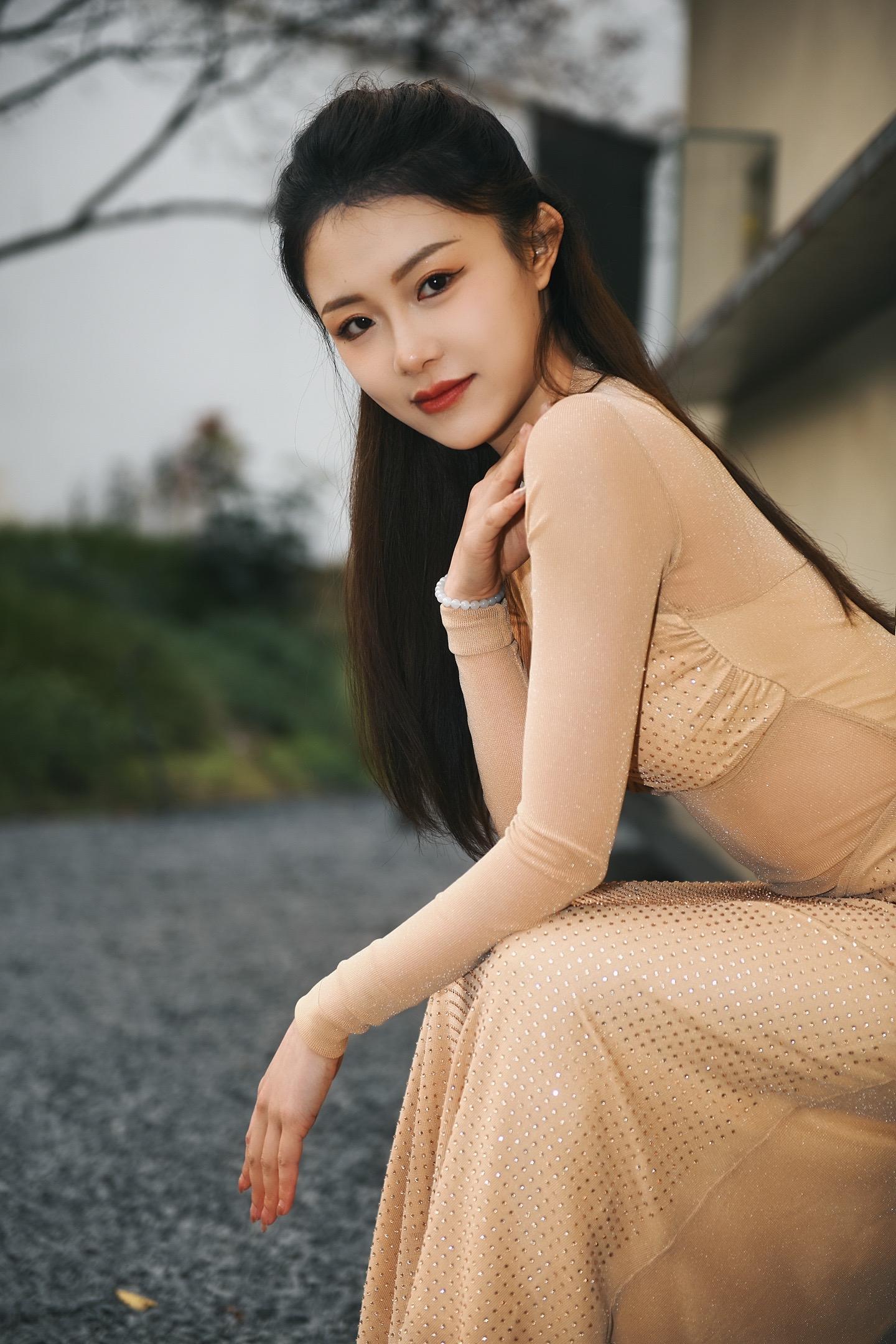 就叫我美女吧。