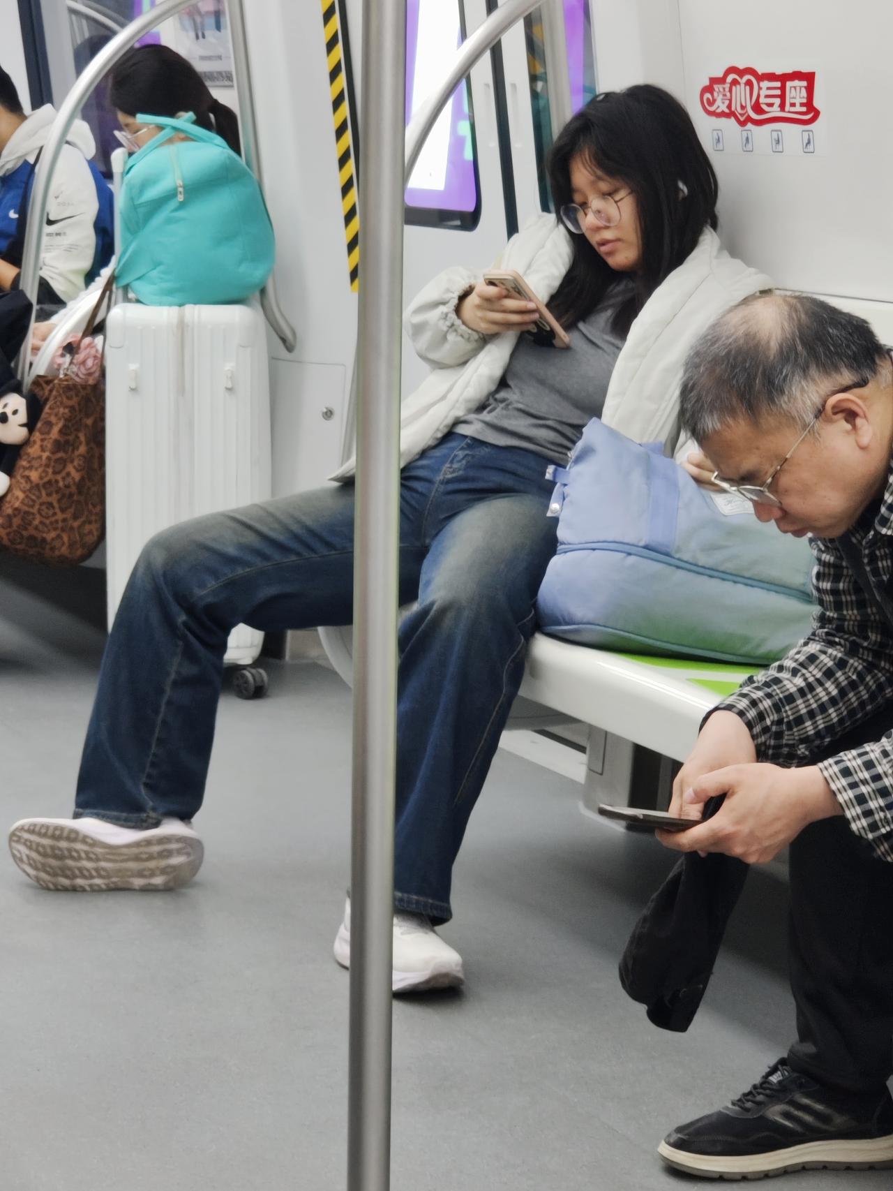 男女有别，这不是性别歧视，这是对女性形象修养的保护，这里不是闺房，是众目睽睽的公