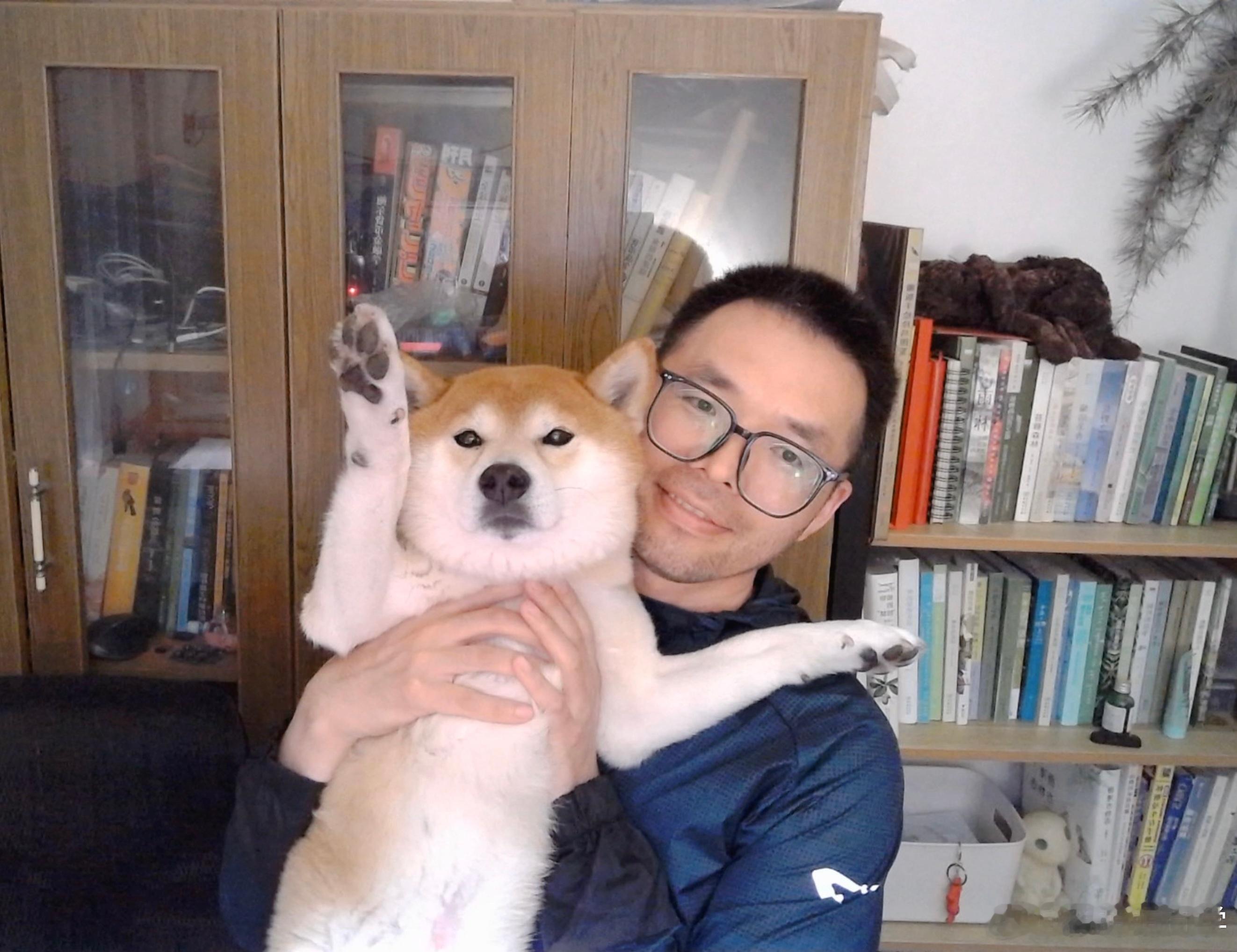 哈哈，忙累了就把最上镜的狗子拽过来撸一撸。 南京