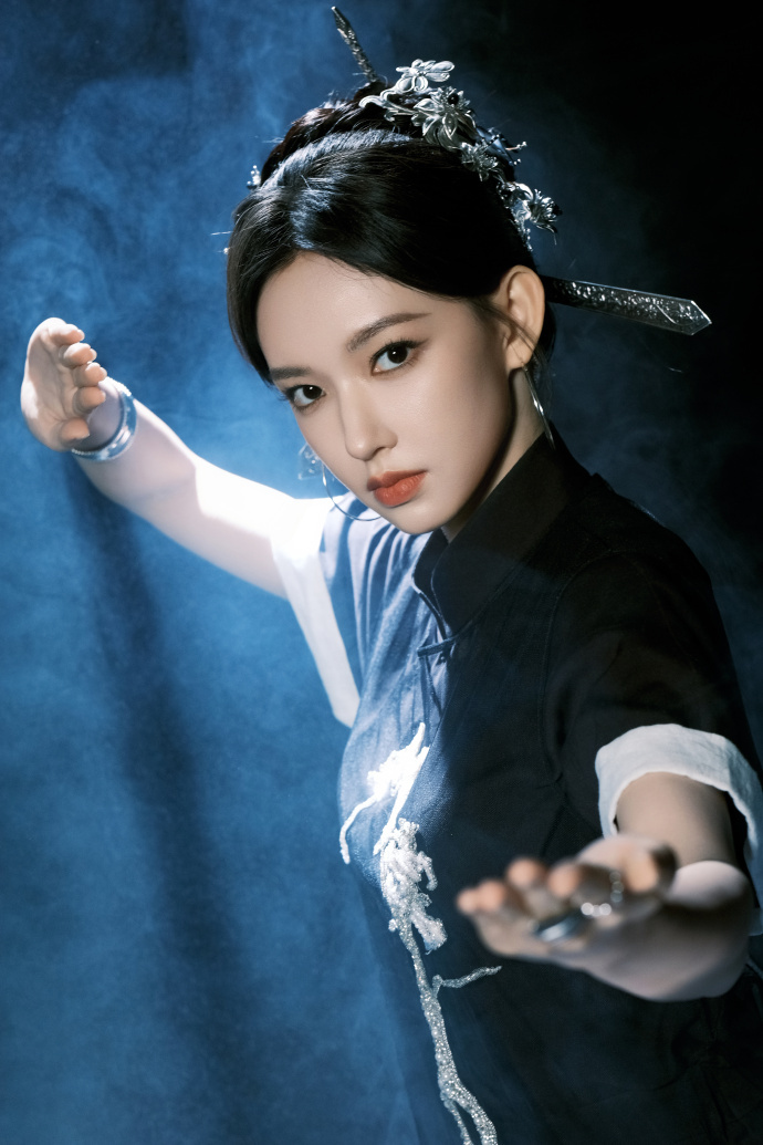 程潇华彩传承晚会造型程潇在华彩传承晚会上的造型堪称惊艳！她的金色蛇女造型，身着鳞