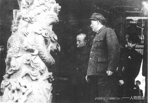 1952年10月28日上午，毛泽东在孔庙大成殿观看龙柱。