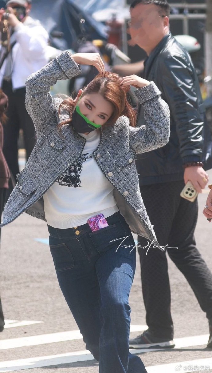 乌兰图雅饭撒买了一堆零食 乌兰图雅自带零食投喂粉丝，温柔又大方，真的太宠粉了。乘