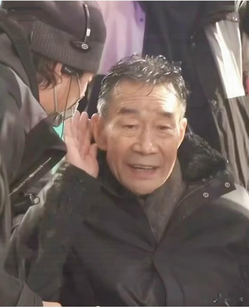 看到李雪健老师的消息，心里真不是滋味。

72岁，彻底失聪，连助听器都救不了，交
