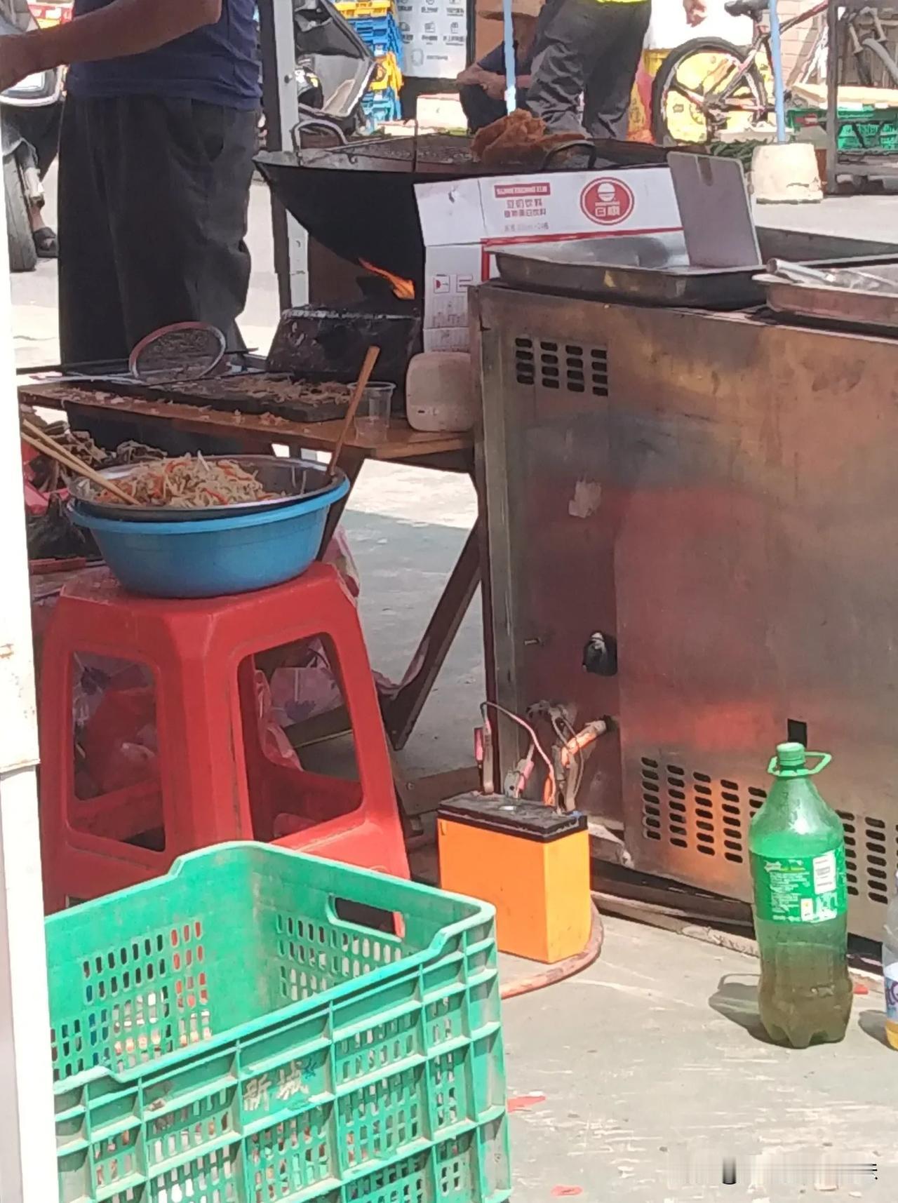 今日趁圩，偶然邂逅一档郁南炸萝卜饼，那香气瞬间勾起了我的好奇心。

摊位前，金黄