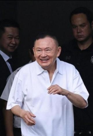 他信在支持者的欢呼声中，微笑着走出了监狱大门。77岁的他在狱中度过了八个月的时光