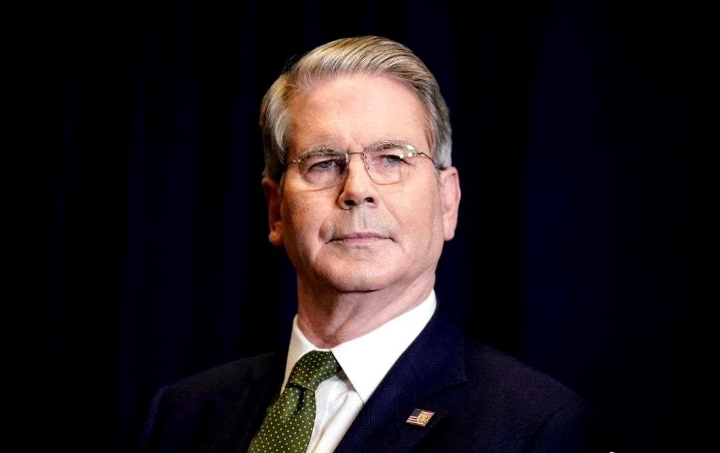 贝森特批评欧洲严重的官僚主义和审查机制。
他透露，美国科技高管跟他说，在中国做生