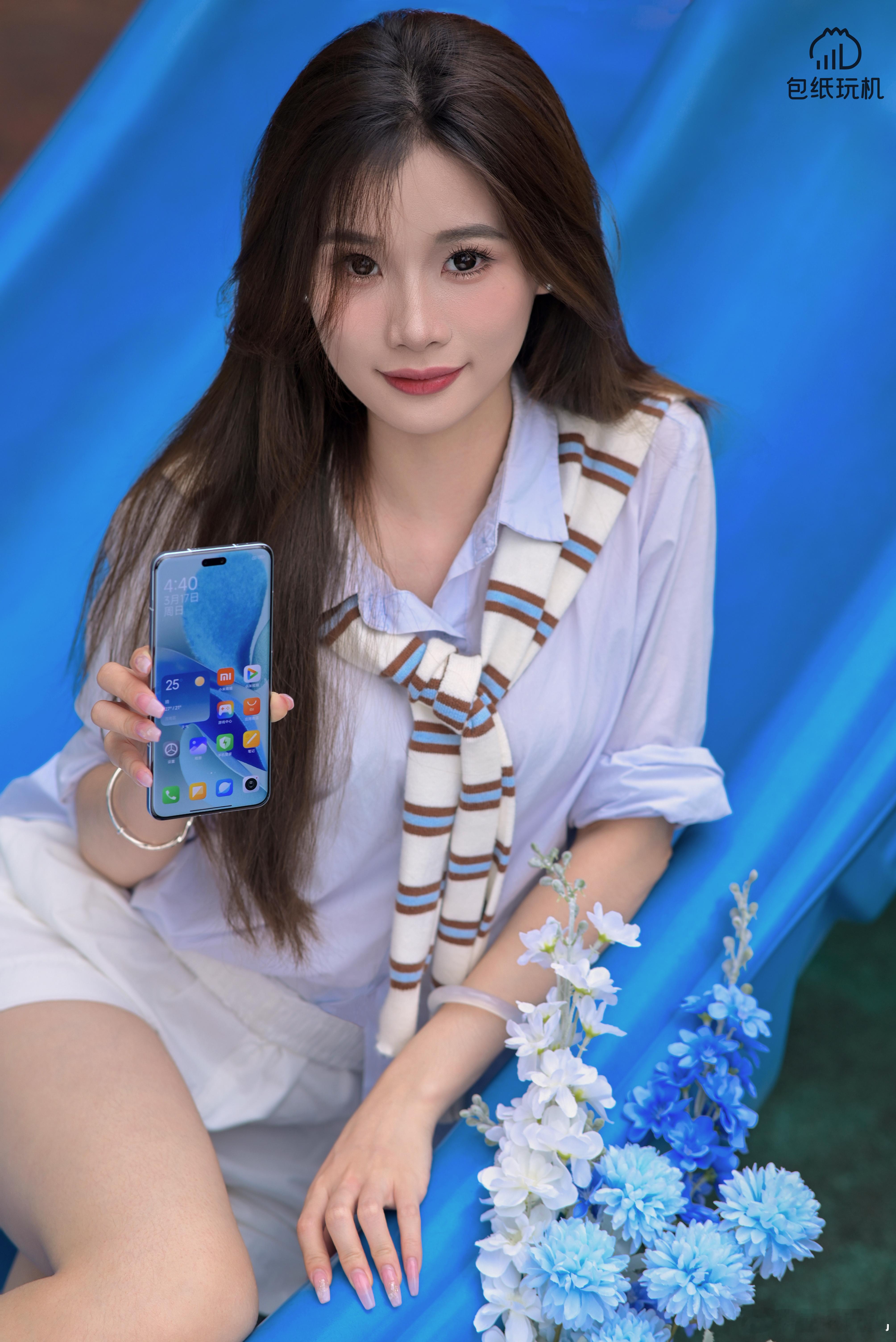 来一波小米Civi 4 Pro「微风蓝」真机图，拥有全等深微曲屏，影像和性能大幅
