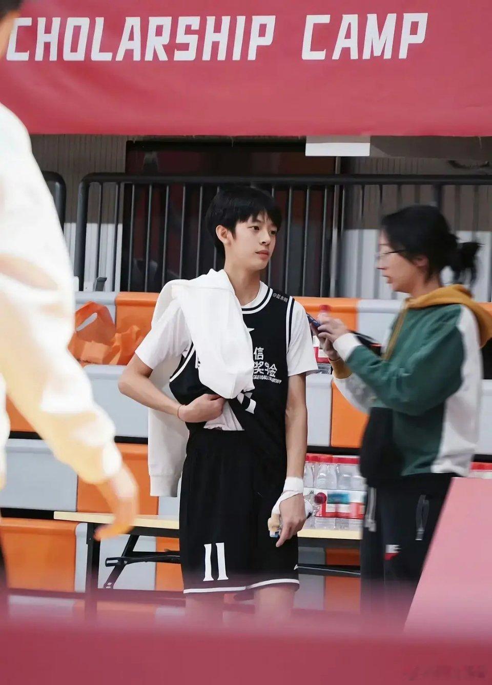 邓超儿子打篮球，长得更像妈妈啊 