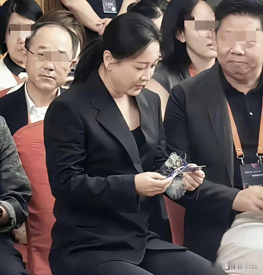 贾玲如今是不是又胖回去了？
不，是更壮实了！
是更健康了！

她这壮实的模样
宛