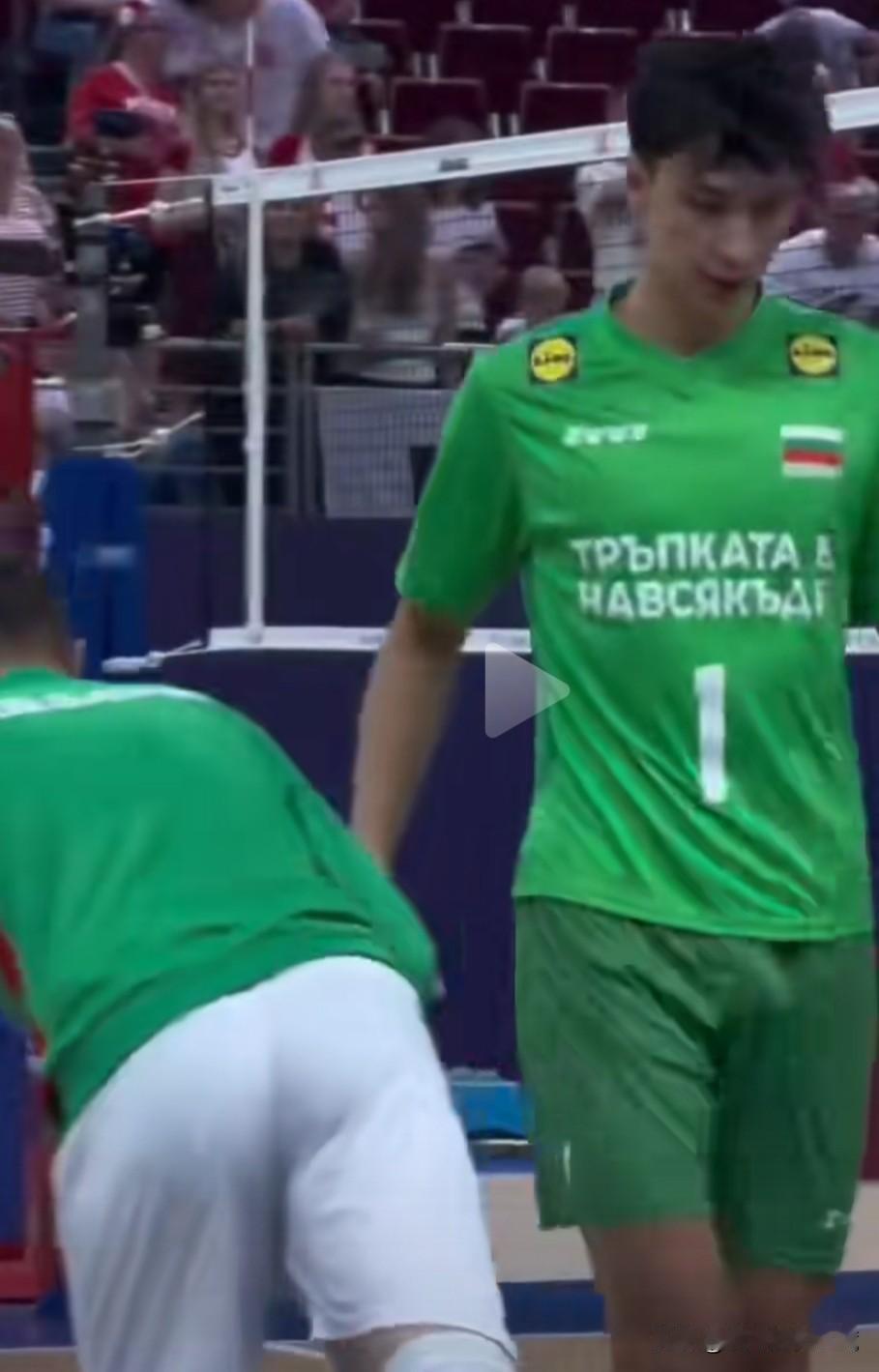 保加利亚男排小哥尼科洛夫实力出众，红衣自由人都投去羡慕的眼光，尼科洛夫不但身材好