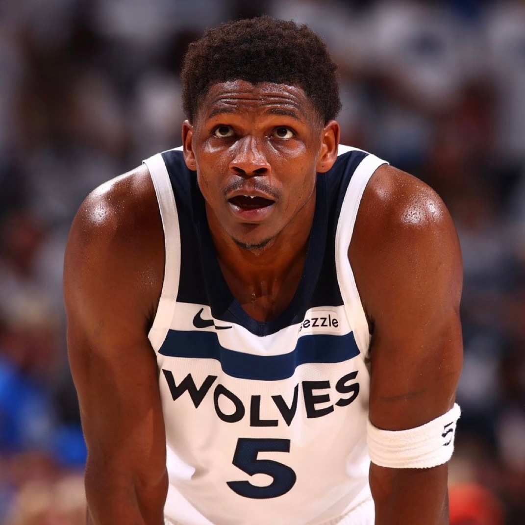 据 JonKrawczynski 报道，安东尼·爱德华兹在第一场比赛中“明显受限