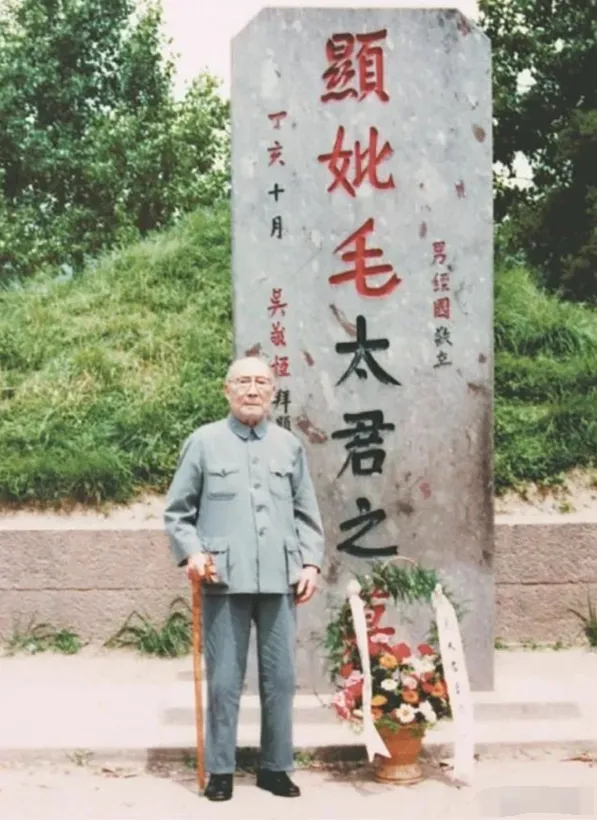1987年，89岁高龄的屈武拄着拐杖，颤巍巍地站在浙江奉化溪口的一座墓碑前。碑上