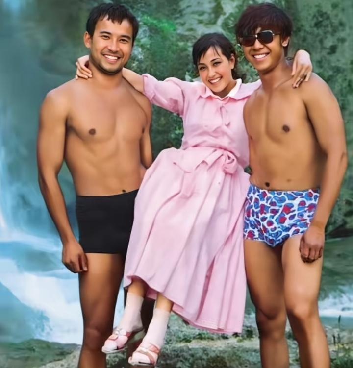 那一年，她33岁，已婚，封神影后。
他22岁，刚毕业，一无所有。
一部《芙蓉镇》