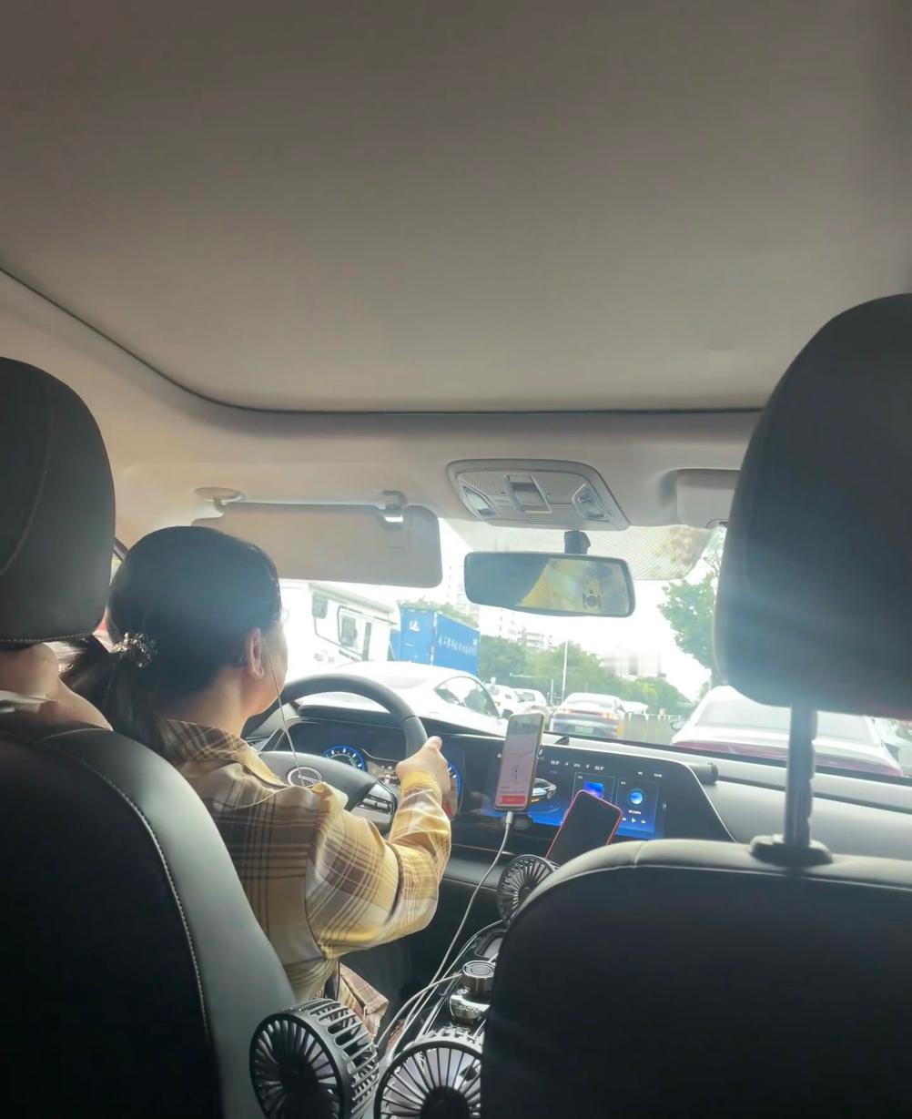 前阵子打车，师傅一路叹气，说现在跑一天，油钱、平台抽成扣完，兜里能剩下百八十块就