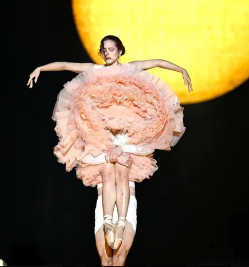 【一位白俄罗斯首席芭蕾舞演员教罗莎莉亚跳芭蕾】在她2026年3月启动的Lux世界