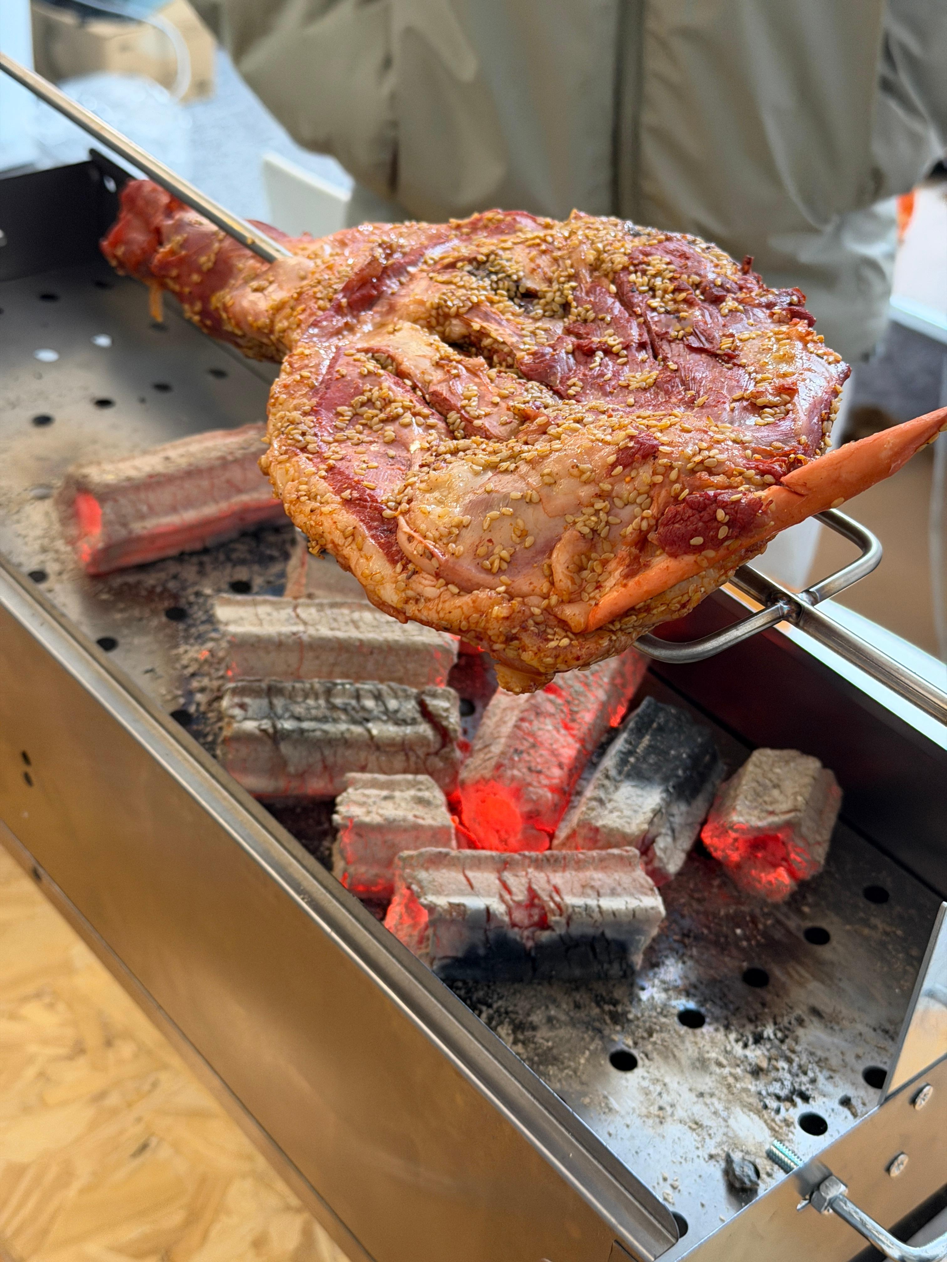 送了我俩羊腿还好我有个烤羊腿的炉子直接就烤了 