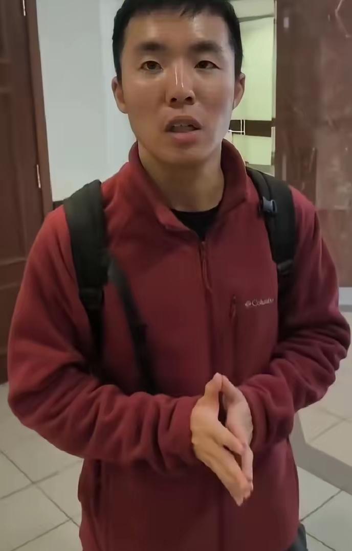 听说这小子已经被莫斯科大学遣返回国了，不得不说这家伙长的就是一副汉奸的嘴脸，这种