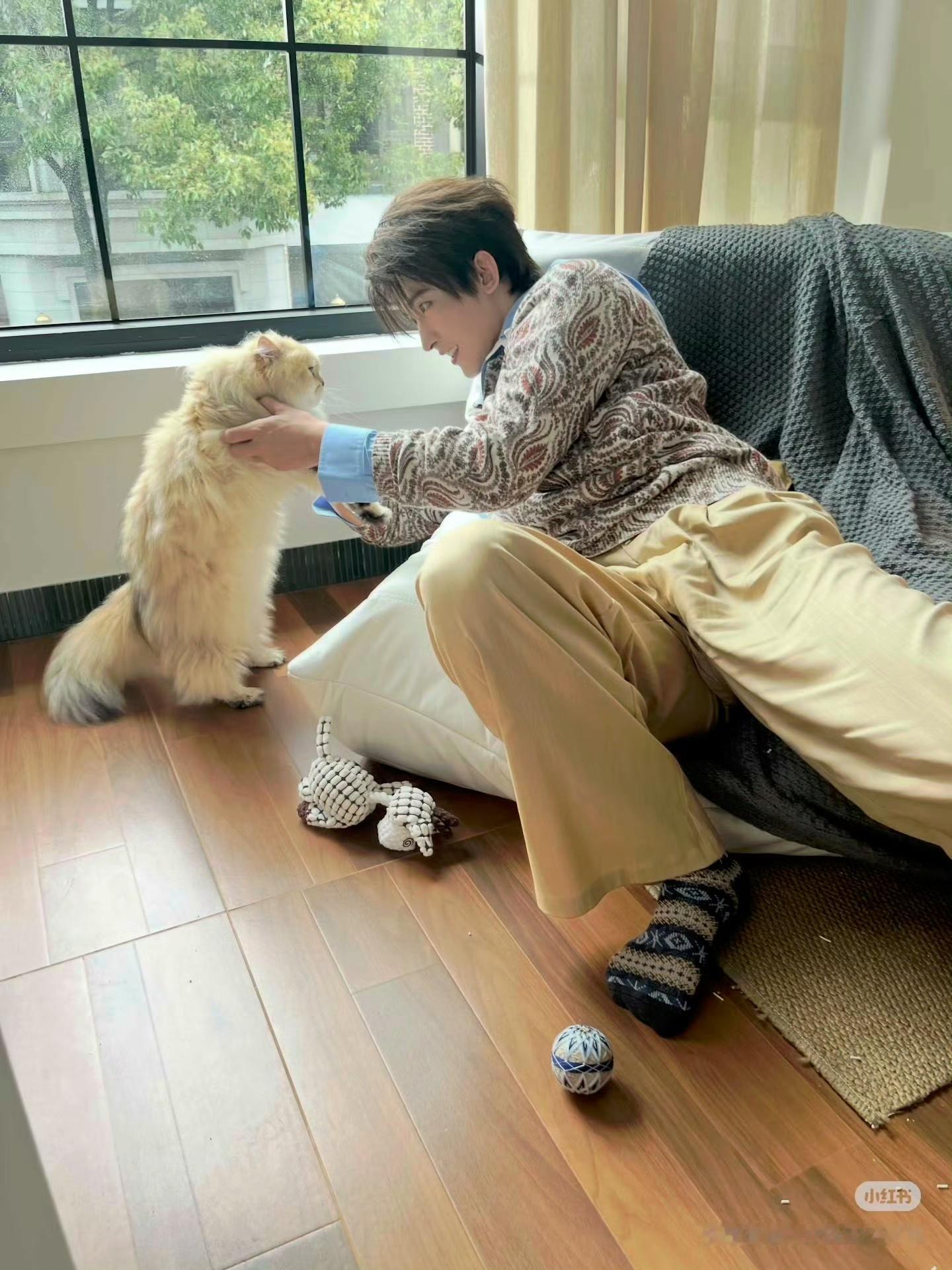 这女孩一点安全意识都没有，妈妈在外怎么教你的！
