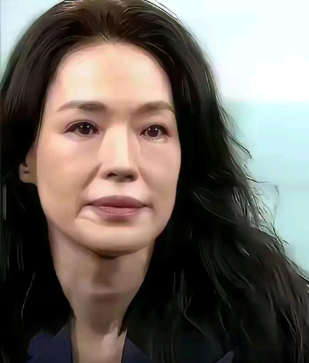 这才是真颜吧

毕竟也50岁的人了

之前在节目上说她不是丁克

奈何总是要不上