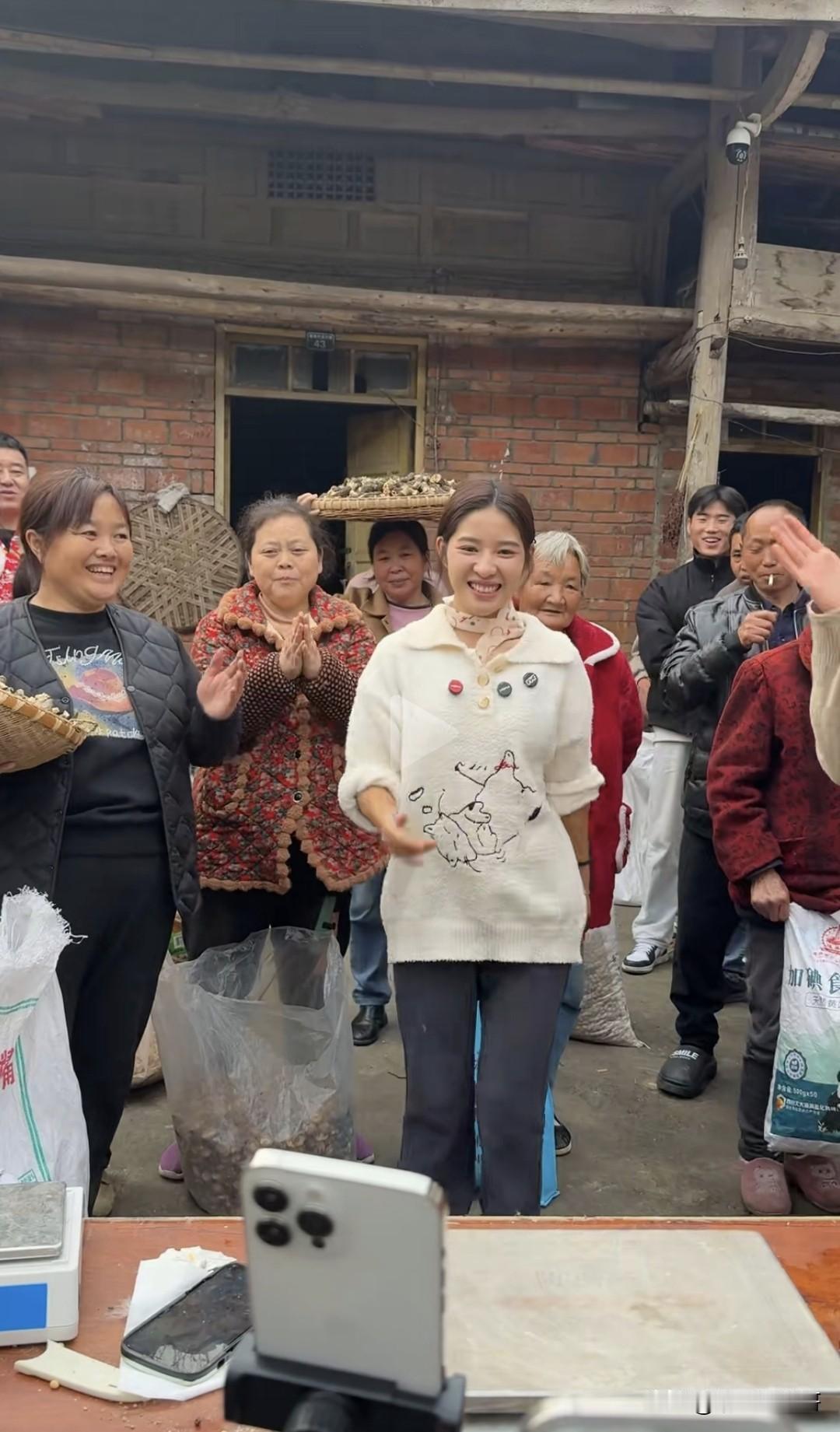 这个叫“阿梓”的小网红，最早在深圳东门跳“恶龙咆哮”，后来火了一段时间后，如今的