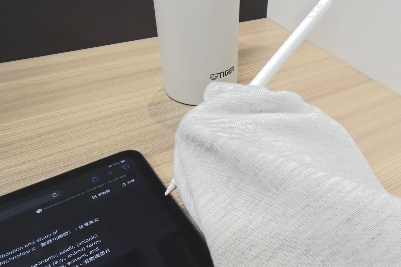 冬天的拿笔姿势be like： 