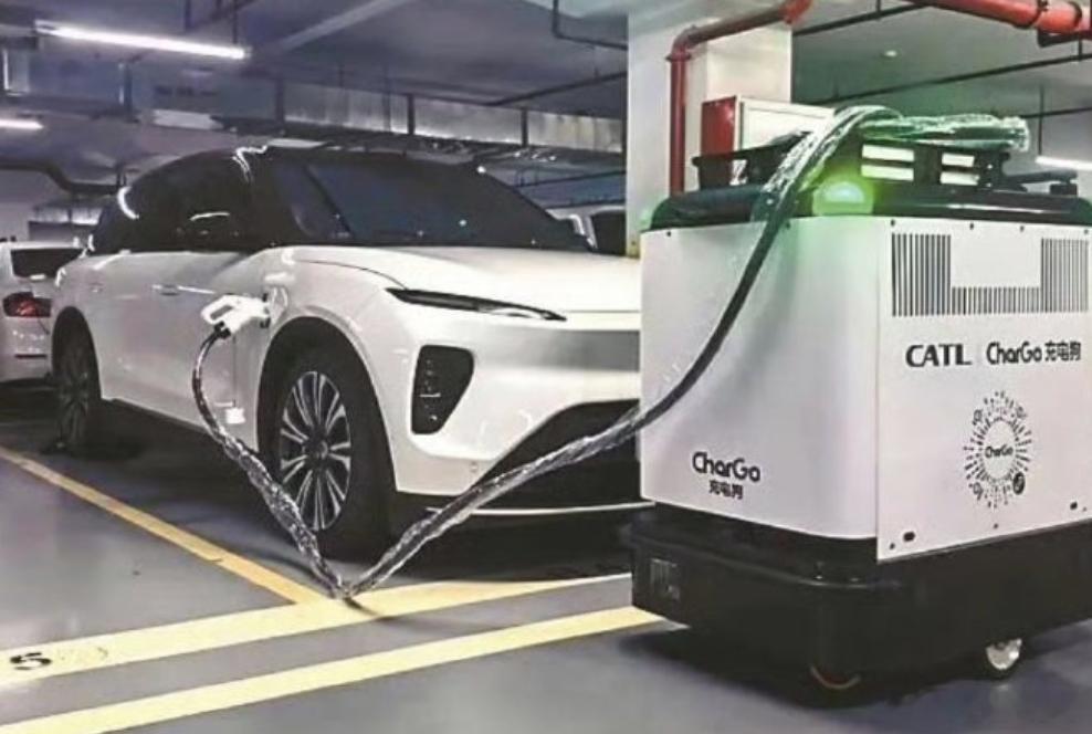 深圳充电充电桩能自动跑来找车主充电了深圳真的太太太超前了，今天刷到宁德时代搞了个