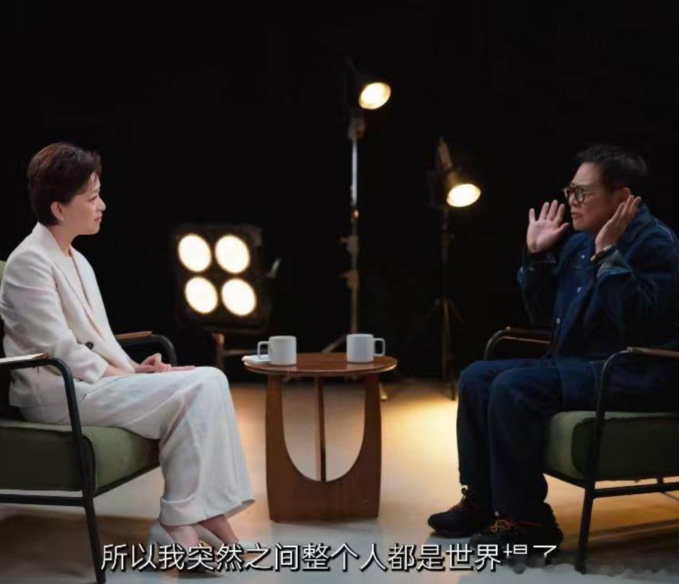 62岁李连杰哽咽谈女儿：“我早年忙于拍戏，忽略了她的成长”，自曝小女儿7岁开始抑