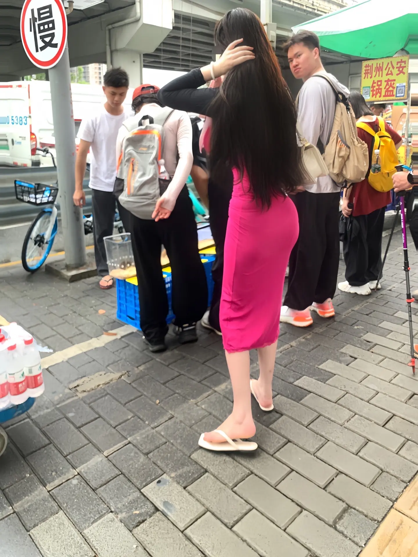 小女孩买了一只仓鼠 开心极了