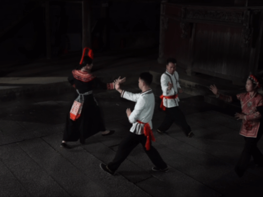 蓝盈莹非遗拍出了武侠片感镜头之下全是细节，蓝盈莹畲拳发力感十足，身姿挺拔眼神锐利